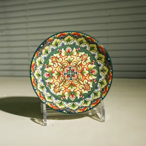 Vista ravvicinata e dettagliata di un piattino in ceramica bohémien con bel mandala.
