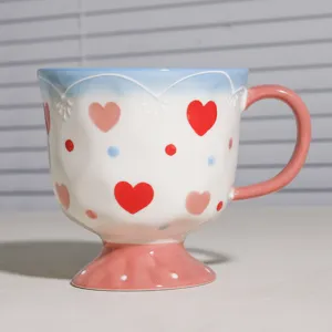 Keramik Tasse mit Herzen Muster und Standfuss Design fur Kaffee und Milch im Alltag zu Hause.