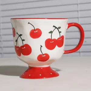 Keramik Kaffeetasse mit rotem Kirschmuster und hohem Sockel fuer das taegliche Fruehstueck