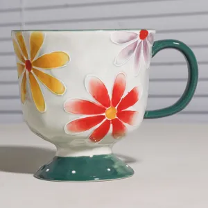 Grosse Keramik Kaffeetasse mit Blumenmuster, elegantes Design mit Fuss für den Alltag.