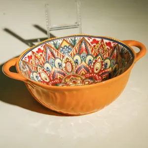 Keramische Suppenschüssel mit zwei Griffen und buntem Mandala-Design im orientalischen Stil.