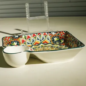 Detailansicht der Keramik-Dumpling-Platte mit Essigschale, die das farbenfrohe Bohème-Muster zeigt.