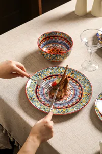 Detailaufnahme eines bunten Boheme Keramik Steaktellers mit tollem Muster Design.