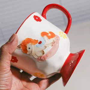 Keramik Kaffeetasse Detail mit 3D Relief Cartoon Pony Design, rotem Henkel und Sockel für den Alltag.