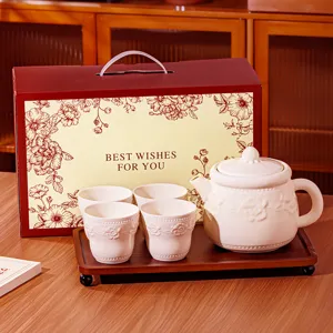 Ensemble théière en céramique et quatre tasses avec plateau en bois et coffret cadeau.