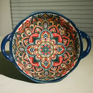 Nahaufnahme der 9-Zoll Keramik Suppenschüssel mit bunten Böhmen Mandala Mustern und Griffen.