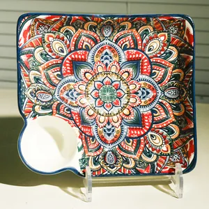 Quadratischer Keramik-Dumpling-Teller mit Soßenfach und wunderschönem Boho-Mandala-Muster.