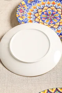 Keramik Essteller Detailansicht, böhmischer Stil Blumenmuster und weiße Bodenpräsentation.
