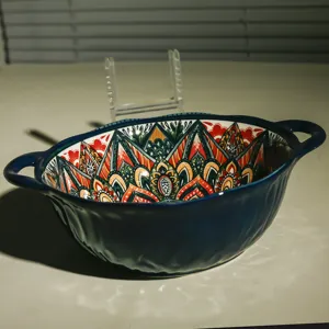 Böhmische Keramik Schüssel mit Doppelohren im Detail, farbiges Mandala Innenmuster.