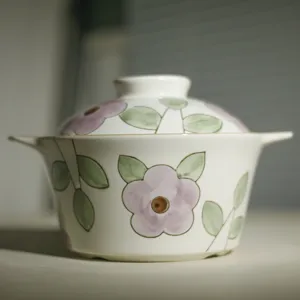 Keramische soepkom met deksel, elegant ondergeglazuurd bloemmotief product detail.
