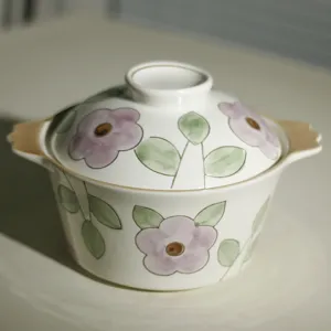 Keramische soepkom met deksel, grote bloemige soeppot met twee oren voor thuisgebruik in keuken.