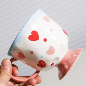Nahaufnahme einer Keramiktasse mit herzigem Muster und rosa Sockel für den Alltag.