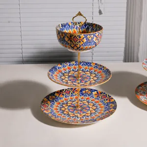Detalle de frutero y soporte de postre de cerámica de 3 niveles estilo bohemio.