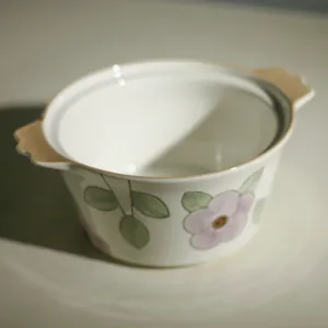 Keramische soepkom met twee handgrepen en ondergeglazuurd bloemenpatroon voor keuken.