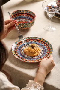 Keramik Speiseteller Set mit lebendigem bohemischen mediterranen Print, elegante Tischdeko.