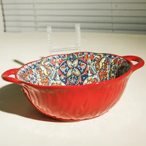 Keramikschale Detailansicht mit buntem bohemischen Blumenmuster innen und glänzendem rotem Körper.