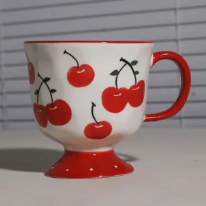 Keramiktasse mit Kirschmotiv, große Frühstückstasse, roter Henkel und süßer Sockel.