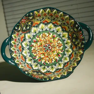 Detailaufnahme einer 9-Zoll Keramik-Suppenschale mit Henkeln und buntem Blumenmuster.