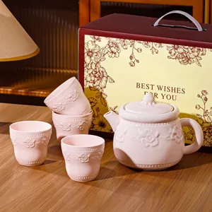 Service à thé en céramique rose avec coffret cadeau, élégante théière et tasses assorties.