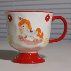 Keramik Kaffeetasse mit süßem Schaukelpferd, rotem Henkel und Sockel, tolle Frühstückstasse.