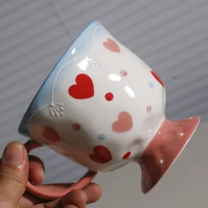 Keramische Kaffeetasse mit süßem Herzmuster und hohem Fuß für den täglichen Gebrauch