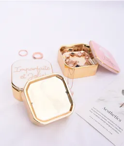 Boîte à bijoux carrée en céramique style nordique avec couvercle et bordure dorée élégante.