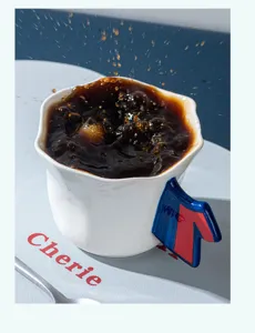 Tazza da caffè in ceramica con manico artistico unico, design estetico di alto livello.