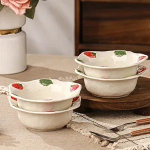 Keramische schaal set met schattig aardbeienpatroon, elegant servies voor fruit en lekkernijen.