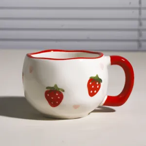 Taza de café de cerámica de fresa bonita, asa roja, taza de leche estética hecha a mano.