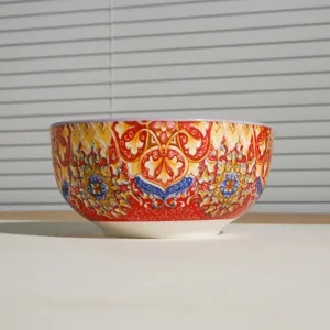Vista dettaglio ciotola di ceramica bohémien colorata, stoviglie decorate per uso cucina.