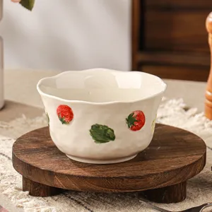 Keramische schaal met 3D aardbei reliëf ontwerp, elegant servies detailweergave.