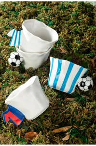 Tazze da caffe in ceramica creative con manici a pallone da calcio e maglia sul muschio.