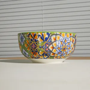 Ciotola in ceramica bohémien con vivace motivo floreale e bordo verde per uso quotidiano.