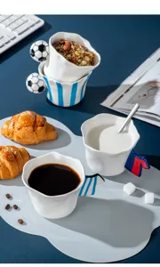 Set di tazze da caffè in ceramica creativa con manico a pallone da calcio e righe per uso domestico.