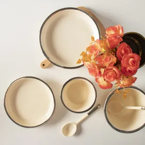 Cremefarbenes Keramikgeschirr-Set mit Silberrand, Schalen und Teller für stilvolles Essen.