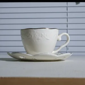 Witte Keramische Koffiekop en Schotel Set Gep embossed Vlinder Latte Mok Met Gouden Rand Middagthee Servies