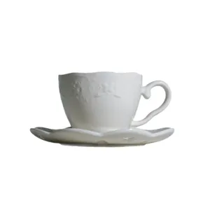 Witte keramische koffiekop en schotel set met reliëf bloemenontwerp theekop 180ml