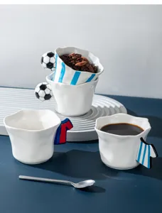 Primo piano dettagliato di tazze da caffe in ceramica con manici da calcio unici e bordi.
