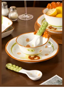 Keramik Geschirr Detailaufnahme mit niedlichem Brot und Keks Design Schale Teller Löffel.