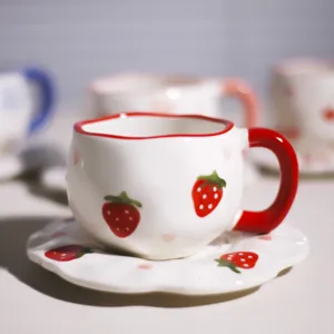 Juego de taza de café y platillo de cerámica pintada a mano con bonito diseño de fresa para el té.