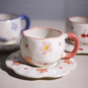 Vista detallada de taza de café de cerámica pintada a mano con bonito diseño de flores.