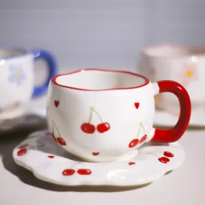 Conjunto de taza y platillo de café de cerámica pintada a mano, diseño de cereza lindo.