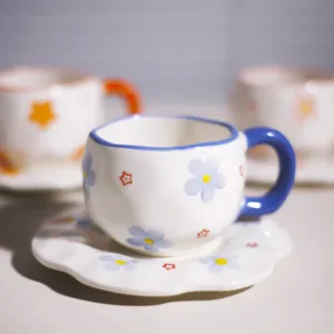 Juego de taza de café y platillo de cerámica pintada a mano, bonito diseño floral.