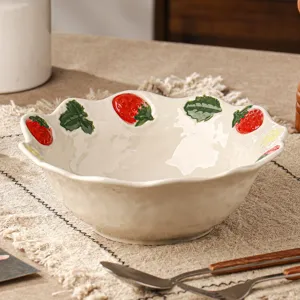Keramische aardbei schaal met geschulpte rand, handgeschilderd fruit salade servies ontwerp