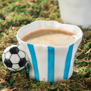 Tazza da caffe in ceramica con manico a pallone da calcio e strisce blu, bella tazza.