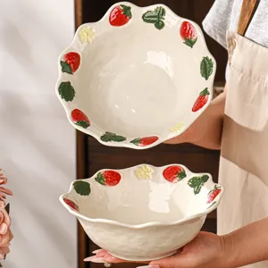 Keramische fruitkom met reliëf aardbeienontwerp, elegant serviesdetail voor dagelijks gebruik.
