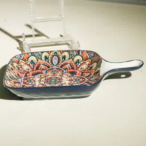 Piatto da forno in ceramica con motivo mandala boho, dettaglio del piatto 9 pollici.