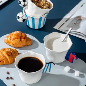 Tazza da caffè in ceramica creativa con manico da calcio unico, stoviglie eleganti per