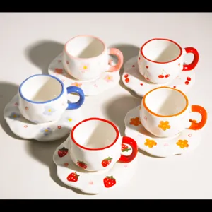 Juego de taza y plato de café de cerámica pintada a mano, diseño floral y frutal bonito.