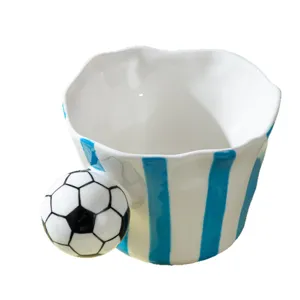 Tazza da caffe creativa in ceramica con righe blu e pallone da calcio 3D unico